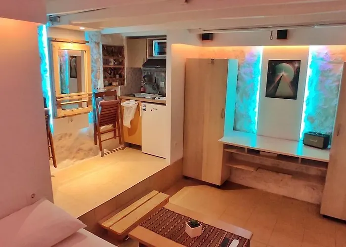The Tiny White House - Tiny Studio In Town Center