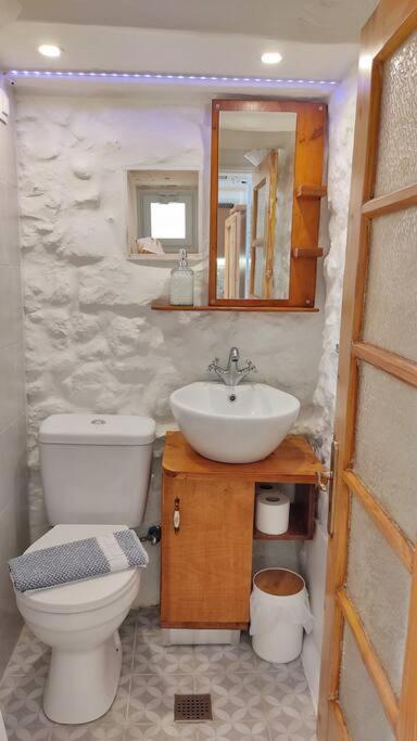 The Tiny White House - Tiny In Town Center Apartment