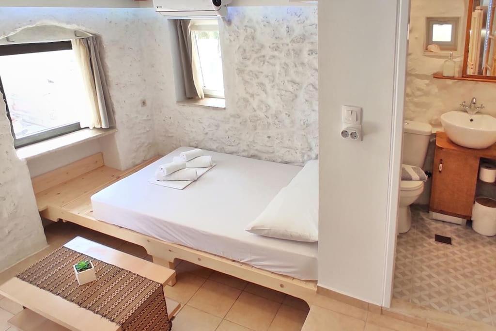 The Tiny White House - Tiny In Town Center Apartment *