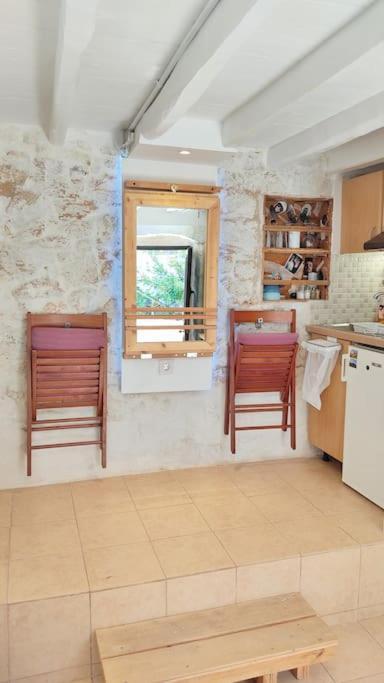 The Tiny White House - Tiny In Town Center Apartment *