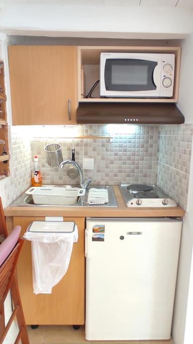 The Tiny White House - Tiny In Town Center Apartment *